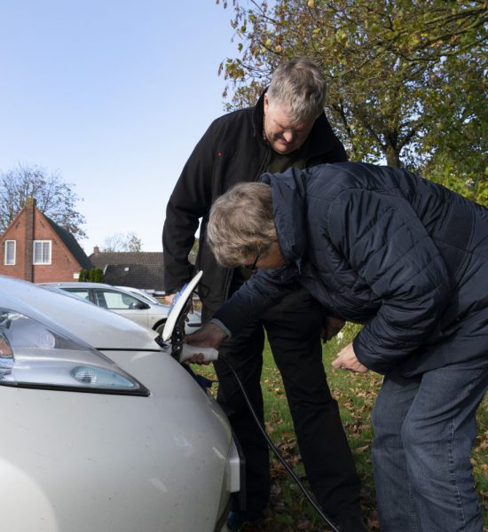 281019js7642 28-10-2019
KNHM
Zijldijk
Zonnedorpen Zijldijk, Garsthuizen.
Willem Schaap en Rika Brik. Zonnepanelen. Elektrische deelauto
©Foto: Hoge Noorden/Jaap Schaaf