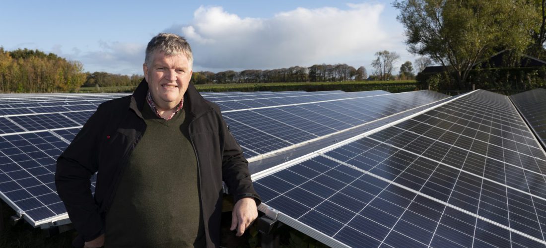 281019js7699 28-10-2019
KNHM
Zijldijk
Zonnedorpen Zijldijk, Garsthuizen.
Willem Schaap en Rika Brik. Zonnepanelen. Elektrische deelauto
©Foto: Hoge Noorden/Jaap Schaaf