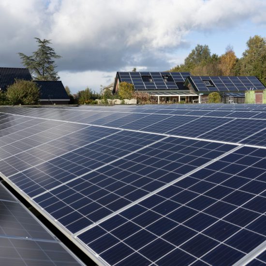 281019js7770 28-10-2019
KNHM
Zijldijk
Zonnedorpen Zijldijk, Garsthuizen.
Willem Schaap en Rika Brik. Zonnepanelen. Elektrische deelauto
©Foto: Hoge Noorden/Jaap Schaaf