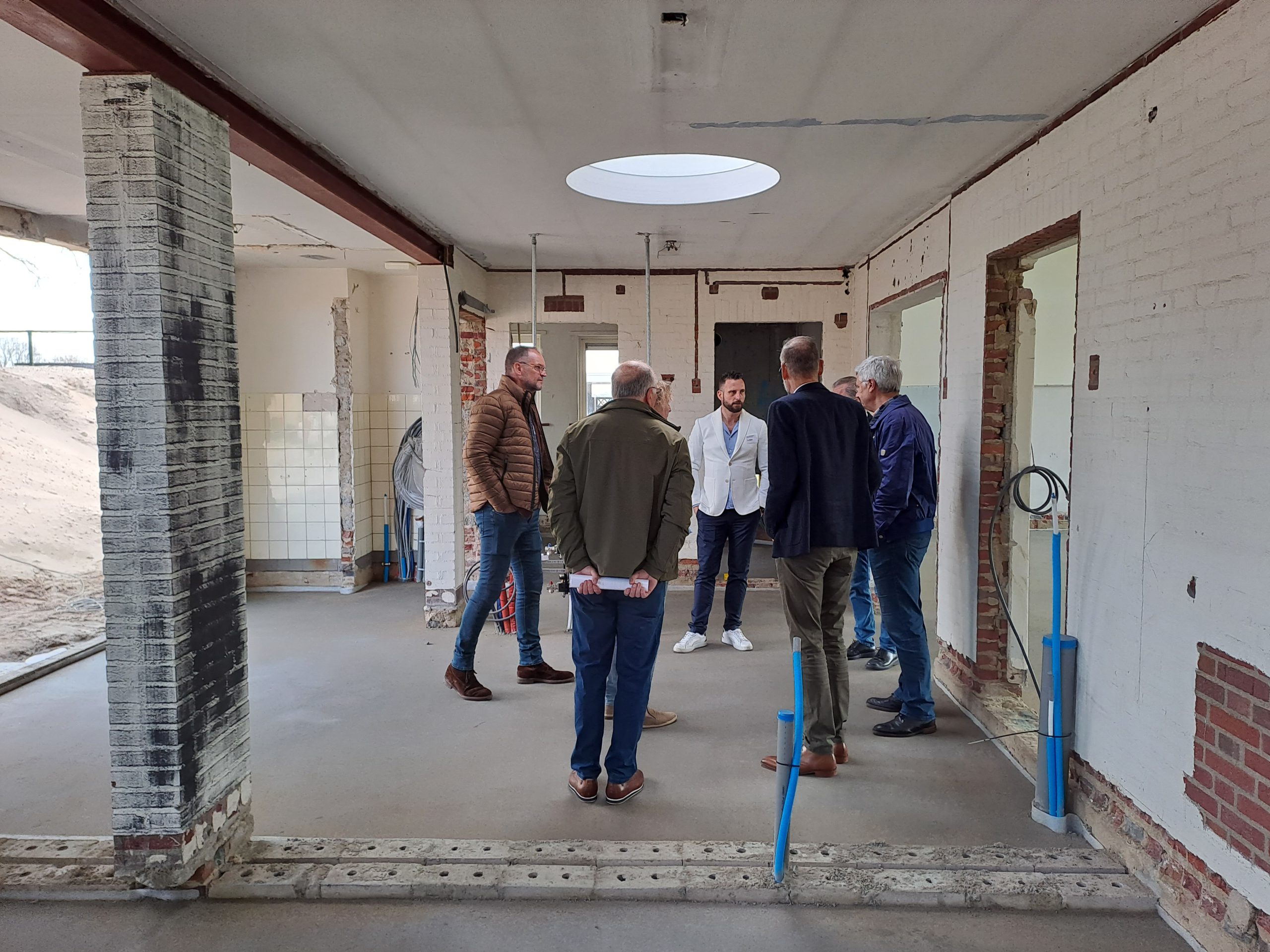 Uitleg van een initiatiefnemer in Vredepeel aan KNHM adviseurs